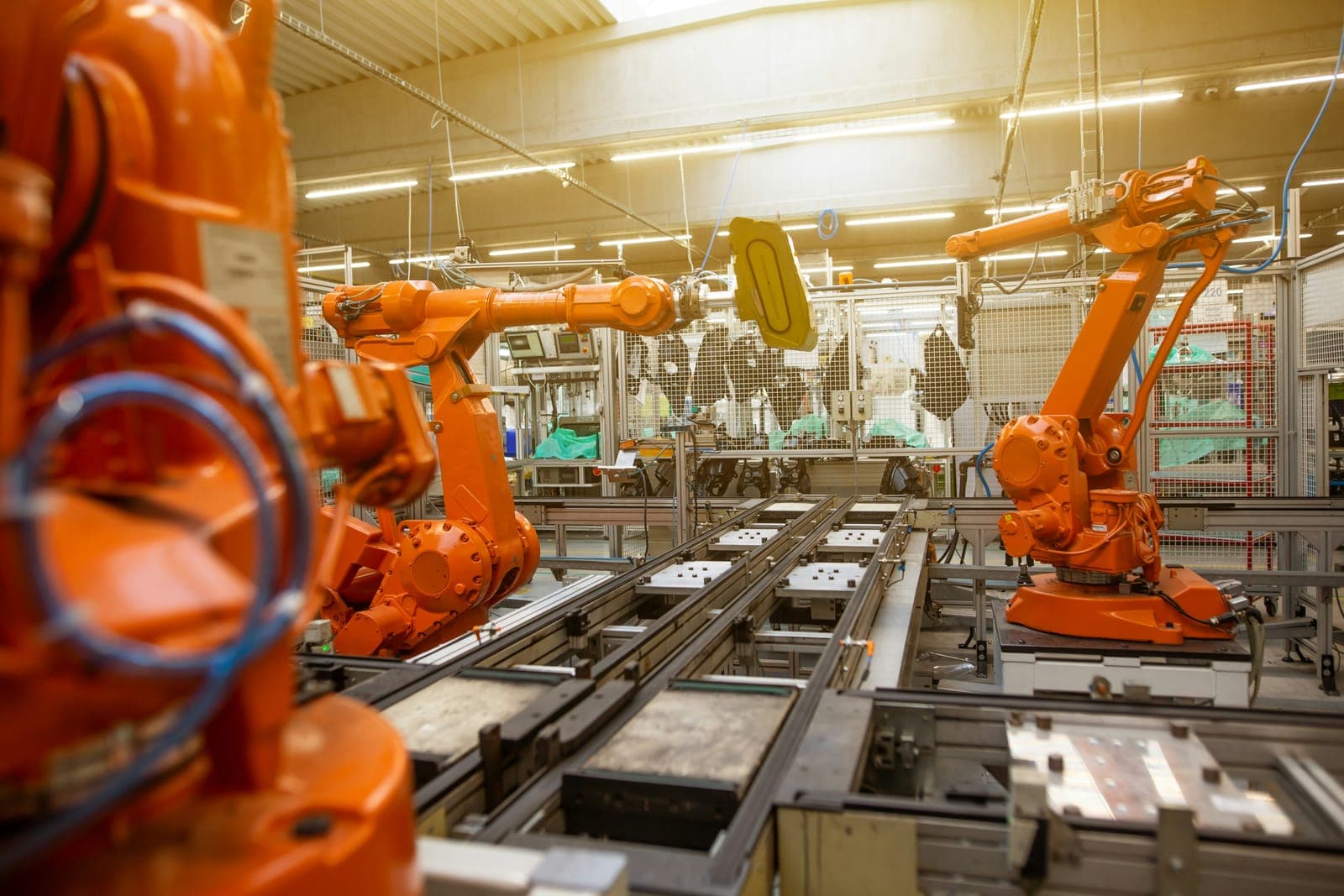 Otomasyon robotlarının çalıştığı üretim hattı